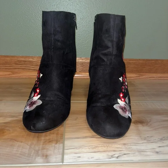 American Eagle Suede Rose Booties - Picture 7 of 8